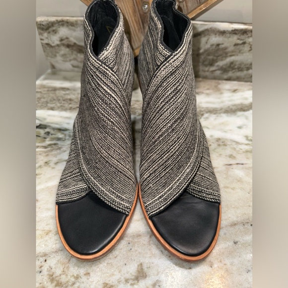 Matt Bernson Jette Black/ White Open toe Heel Bootie 8 - Picture 5 of 10